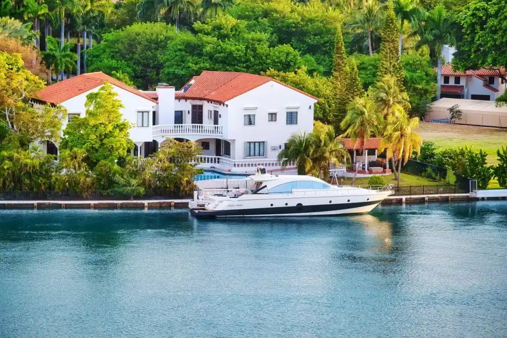 Luftaufnahme einer exklusiven Wohngegend mit Villen und Grünflächen am See